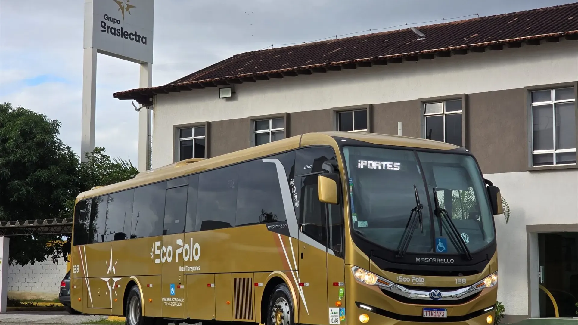 Ônibus Eco Polo da frota Braslectra diante da base do Grupo
